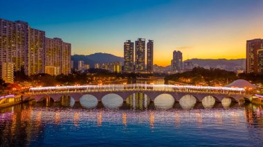 24 Aralık 2023 Shing Mun Nehri Shatin 'de Noel süslemeleri ile