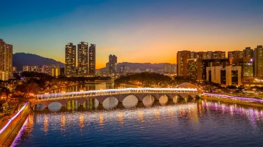 24 Aralık 2023 Shing Mun Nehri Shatin 'de Noel süslemeleri ile