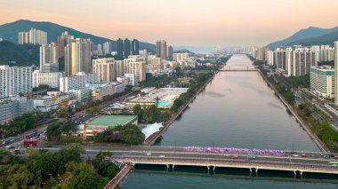 24 Aralık 2023 Şehir merkezi alacakaranlıkta ufuk çizgisi, köprü