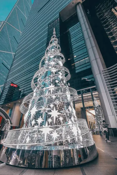 27 Aralık 2023. Metropolis şehir merkezindeki Noel süslemeli bina..