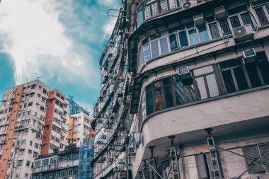 Gökdelenleri olan şehir manzarası ve 25 Aralık 2023 'te şehir merkezinde kalabalık.