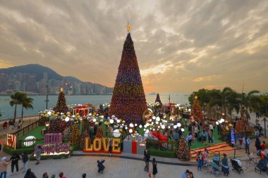 29 Aralık 2023 Batı Kowloon Kültür Bölgesi Günbatımını Kutlayan İnsanlar Grubu