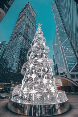 27 Aralık 2023. Metropolis şehir merkezindeki Noel süslemeli bina..