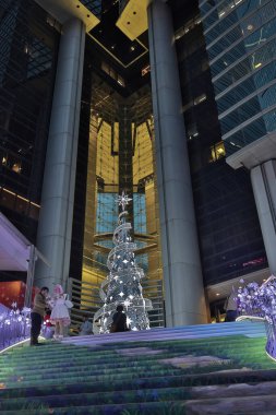 27 Aralık 2023. Metropolis şehir merkezindeki Noel süslemeli bina..