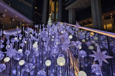 27 Aralık 2023 Gece Süslemeleri dekoratif süslemeler ve süslemelerle.