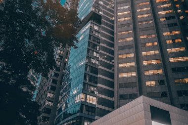 27 Aralık 2023 Gökdelenleri ve ofis binaları ile aydınlatılmış bir şehir manzarası.