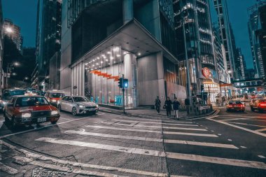 27 Aralık 2023 Aydınlanmış Gökdelenler ve Yoğun Şehir Sokağı