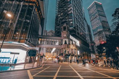 27 Aralık 2023 Aydınlatılmış Gökdelenlerle Şehir Merkezi Sokakları