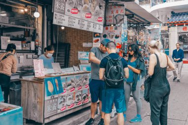 30 Aralık 2023, kalabalık kalabalık pazar caddesi.