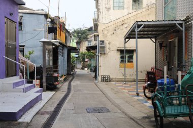 Tai O köyünde bir ara sokak 30 Aralık 2023