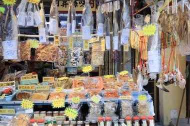 30 Aralık 2023 Geleneksel balık pazarı Tai O 'da kuru deniz ürünleri satıyor.