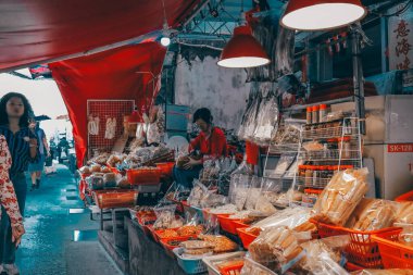 30 Aralık 2023 Balıkçı köyündeki markette yerel yiyecekler
