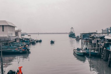 30 Aralık 2023 Gökdelenler, Tekne ve Dağ manzaralı, hk