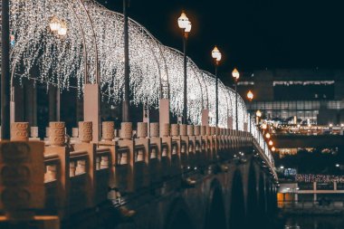 24 Aralık 2023 Shing Mun Nehri Shatin 'de Noel süslemeleri ile