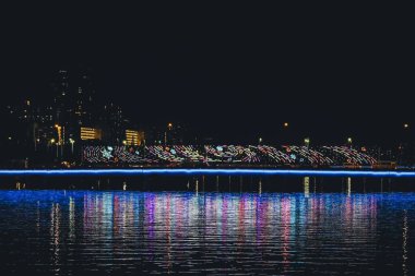 24 Aralık 2023 Shing Mun Nehri Shatin 'de Noel süslemeleri ile