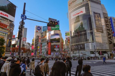 29 Kasım 2023 Shibuya geçidi insanlarla dolu. Tokyo, Japonya