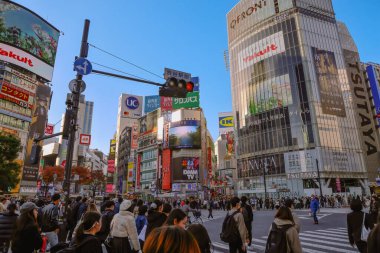 29 Kasım 2023 Shibuya geçidi insanlarla dolu. Tokyo, Japonya