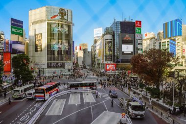 29 Kasım 2023 Shibuya caddesinde birçok insan karşıya geçiyor.