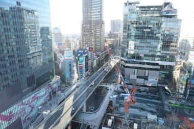 29 Kasım 2023 Shibuya, Tokyo 'da gökdelenleri olan ofis binaları..