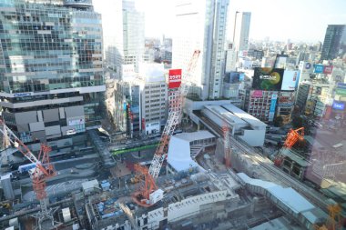 29 Kasım 2023 Shibuya, Tokyo 'da gökdelenleri olan ofis binaları..