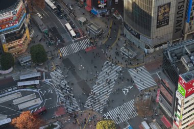 29 Kasım 2023 Yoğun cadde insanlarla, binalarla, mimariyle dolu.