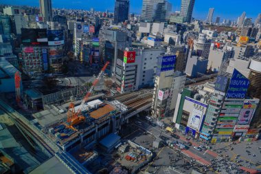 29 Kasım 2023 Yoğun cadde insanlarla, binalarla, mimariyle dolu.