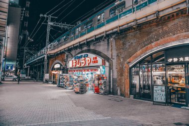 29 Kasım 2023 Japonya tren yolu boyunca restoranlar ve yerel barlar.