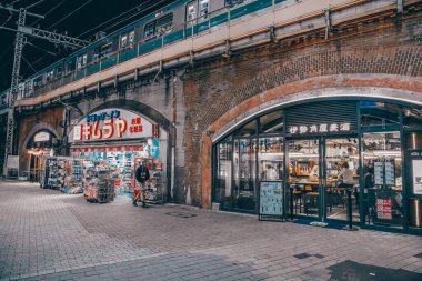 29 Kasım 2023 Japonya tren yolu boyunca restoranlar ve yerel barlar.