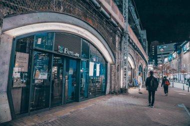 29 Kasım 2023 Japonya tren yolu boyunca restoranlar ve yerel barlar.