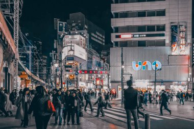 29 Kasım 2023 'te Shimbashi İstasyonu' nda gece marketi sokağında yürüyen insanlar var.