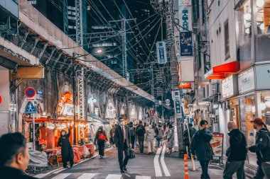 29 Kasım 2023 'te Shimbashi İstasyonu' nda gece marketi sokağında yürüyen insanlar var.