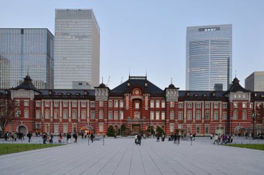 29 Kasım 2023. İmparatorluk Sarayı ve Ginza ticaret bölgesi yakınlarındaki bir tren istasyonu.