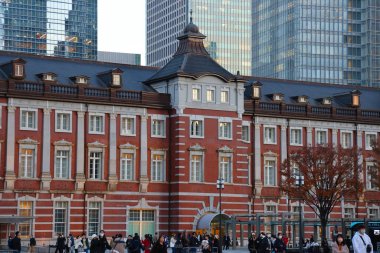 29 Kasım 2023, alacakaranlık vakti. Marunouchi iş bölgesi.