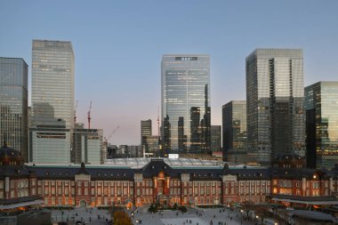 29 Kasım 2023, alacakaranlık vakti. Marunouchi iş bölgesi.