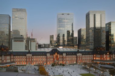 29 Kasım 2023 Tokyo istasyonu ve iş binaları, tren istasyonu