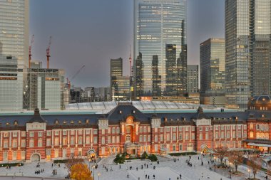 29 Kasım 2023 Tokyo İstasyonu, gece yarısı, tren istasyonu.