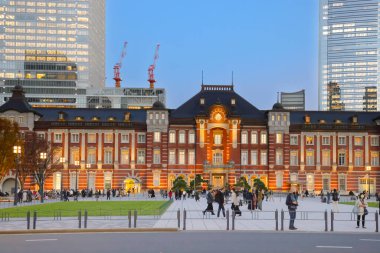 29 Kasım 2023 Tokyo İstasyonu, gece yarısı, tren istasyonu.