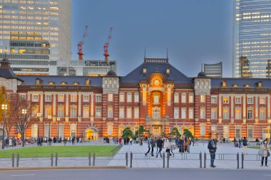 29 Kasım 2023 Tokyo İstasyonu, gece yarısı, tren istasyonu.