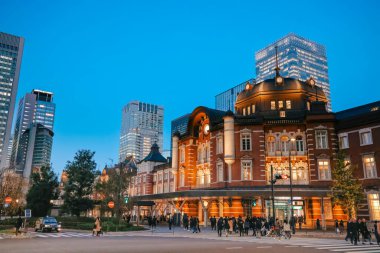 29 Kasım 2023 Tokyo istasyonu ve iş binaları Magic Hour 'da