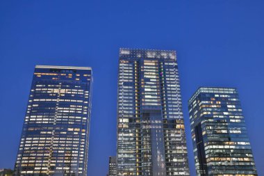 29 Kasım 2023 JR Tokyo yakınlarındaki Marunouchi 'deki Modren ofis ve şehir manzarası.