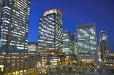 29 Kasım 2023 Tokyo İstasyonu 'nun batı tarafındaki tuğladan yapılmış cephenin gece görüntüsü.