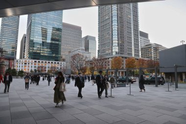 29 Kasım 2023, Japonya, Marunouchi bölgesindeki tren istasyonu.
