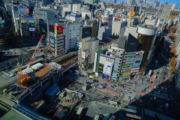 29 Kasım 2023 Yoğun cadde insanlarla, binalarla, mimariyle dolu.