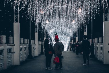 24 Aralık 2023 Shing Mun Nehri Shatin 'de Noel süslemeleri ile