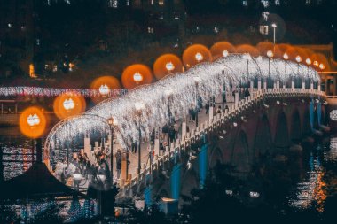 24 Aralık 2023 Shing Mun Nehri Shatin 'de Noel süslemeleri ile