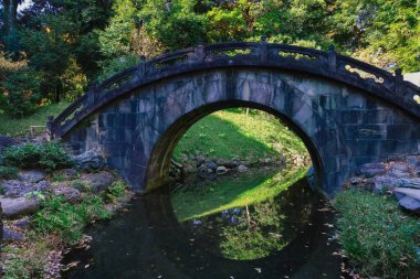 29 Kasım 2023 Tsutenkyo Köprüsü Koishikawa Koraku en Gardens, Tokyo, Japonya