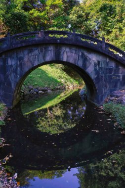 29 Kasım 2023 Tsutenkyo Köprüsü Koishikawa Koraku en Gardens, Tokyo, Japonya