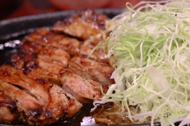 Taze organik sebzelerle dengelenmiş Japon mutfağı.