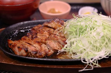 Taze organik sebzelerle dengelenmiş Japon mutfağı.