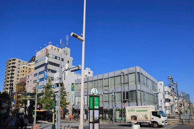 29 Kasım 2023 Gökdelenli şehir metropolünün üzerinde parlak mavi gökyüzü.